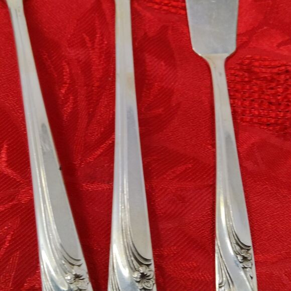3 INTERNATIONAL HOLMES & EDWARDS ROMANCE SILVERPLATE Serving Spoons n Spredder - Picture 6 of 11